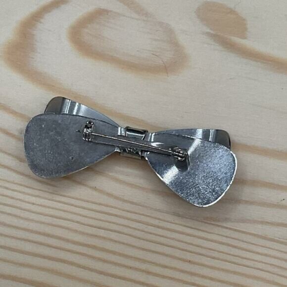 Silver Tone Metal Bow Shape Raised Brooch Pin Costume Jewelry Womens - Picture 4 of 4